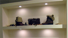 LAURA FASHION ABBIGLIAMENTO & ACCESSORI Flavio Castellani Guess Divina Mary Depp kaos AnnaRita N | Interno negozio